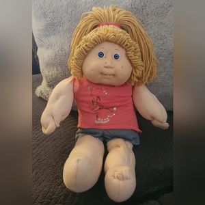Vintage 1984 cabbage patch doll butterscotch blonde hair and blue eyes dimples